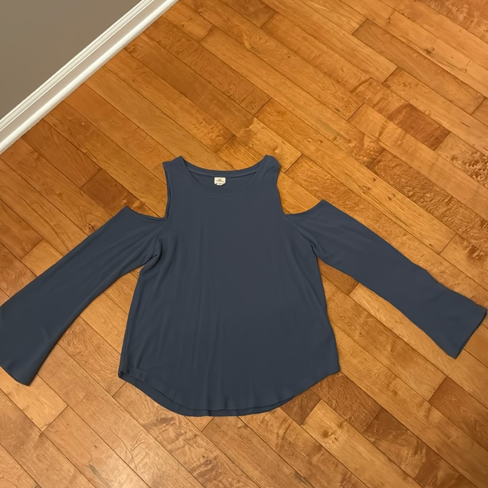 O’Neill size medium blue super soft adorable top!